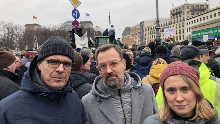 Joerg Hilbers, Geschäftsführer der Bundesfachgruppe Obstbau, ZVG-Generalsekretär Bertram Fleischer und Laura Lafuente, Geschäftsführerin Bundesfachgruppe Gemüsebau vor dem Brandenburger Tor. Foto: ZVG.