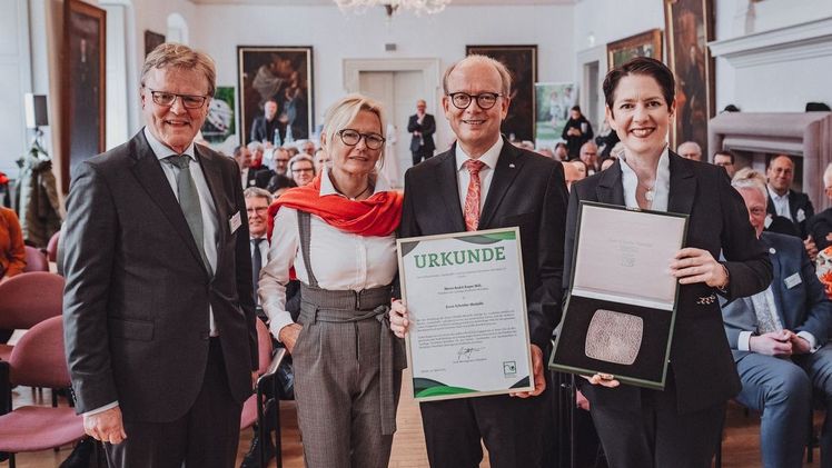 NRW-Landtagspräsident André Kuper, hier zusammen mit seiner Frau Monika, erhielt die Auszeichnung mit der Ernst-Schröder-Medaille durch Silke Gorißen, Ministerin für Landwirtschaft und Verbraucherschutz (r.) und VGL NRW-Vizepräsident Frank Benning (l.). Bild: VGL NRW.