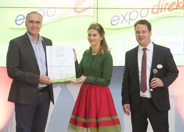 Anne Obrecht, erste Erdbeerkönigin von Baden-Württemberg übergibt den expoDirekt-Innovationspreis an Heiner Messerle von der österreichischen Firma Messerle. Bild: VSSE.