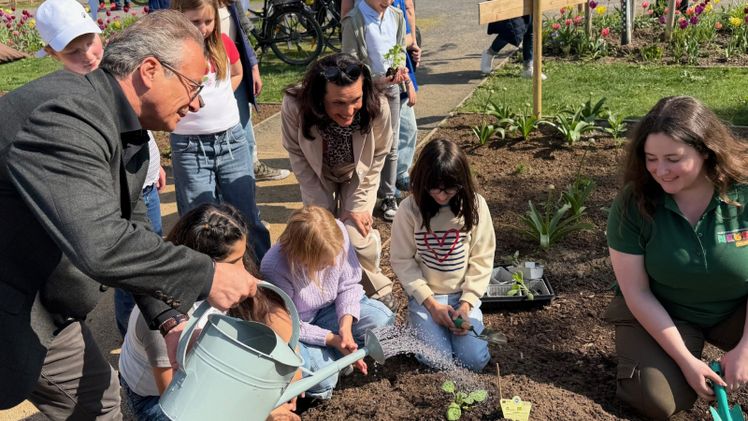 Gemeinsame Pflanzaktion mit Schülerinnen und Schülern der Dreikönigen-Schule, Bürgermeister Reiner Breuer und Beigeordneter Ursula Platen. Bild: LAGA Neuss 2026 GmbH.