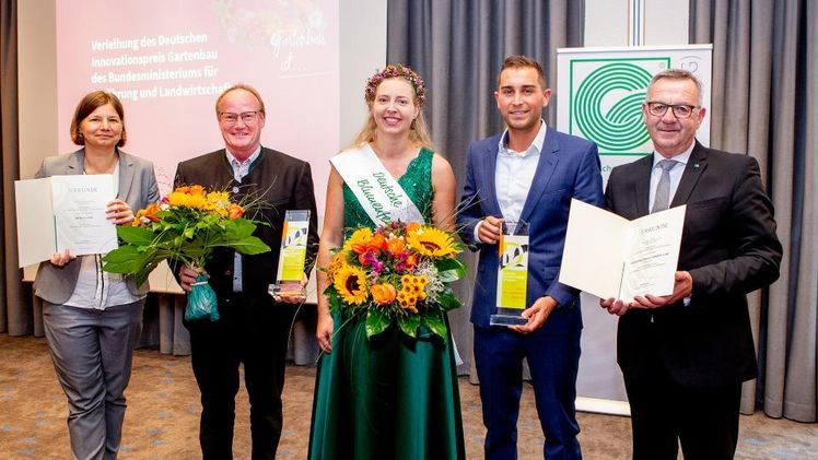Die Parlamentarische Staatssekretärin Dr. Manuela Rottman ehrt die diesjährigen Gewinner des Deutschen Innovationspreises Gartenbau 2022. Bild: ZVG/Schubert.