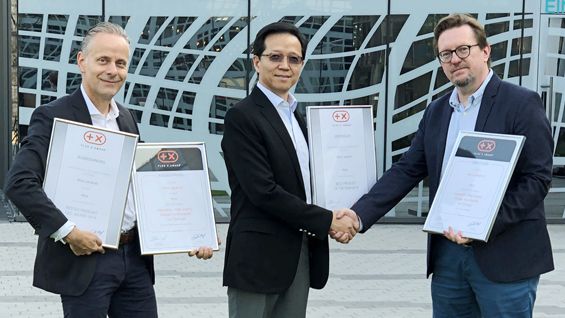 Der Plus X Award-Jury-Vorsitzende Frank Kreif  übergab die Urkunden an Don Gao und Torsten Bollweg. Bild: WORX. 