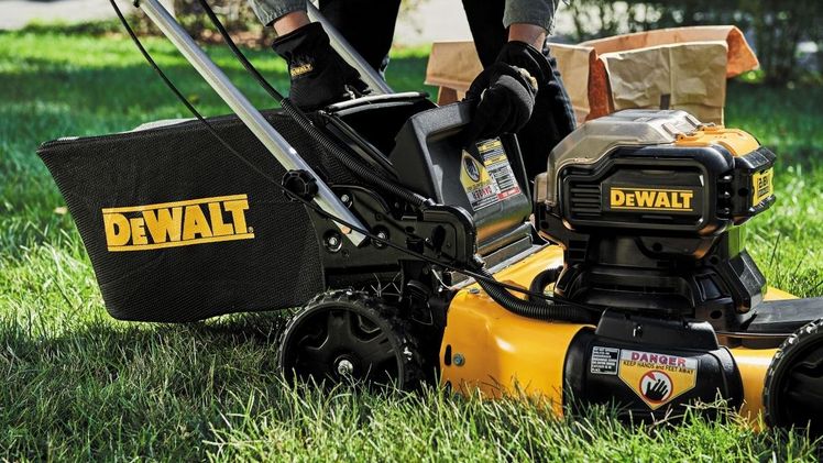 Das mit dem Rasenmäher DCMWSP 564 N von Dewalt abgeschnittene Grün kann entweder im Fangkorb gesammelt, über die Seite ausgeworfen oder zum Mulchen gleichmäßig auf der Rasenfläche verteilt werden. Bild: Dewalt.