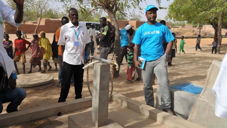 Jeder Tropfen zählt! GARDENA setzt die Partnerschaft mit UNICEF auch im Jahr 2020 fort und unterstützt die weltweiten WASH-Programme (Wasser, Sanitär und Hygiene) von UNICEF. Wie hier bei einem Projekt in Niger, das Mitarbeiter von GARDENA im vergangenen Jahr besucht haben. Bild: © Heribert Wettels.