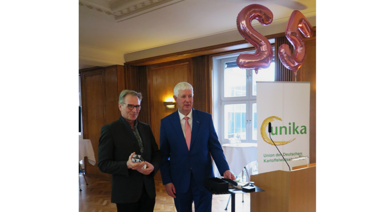 „UNIKAt“-Preisträger Martin Rave, UNIKA-Vorsitzender Olaf Feuerbor. Bild: UNIKA.