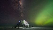 Das EDEN ISS Gewächshaus in spektatkulärer Kulisse mit Polarlichtern und sichtbarer Milchstraße. Bild: Michael Trautmann.