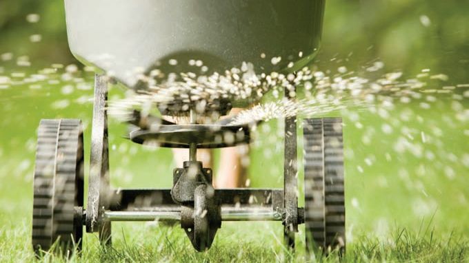 Da blüht das Gärtnerherz auf: WUXAL grow Universal Gartendünger versorgt die Pflanzen mit allem, was sie brauchen. Foto: epr/WUXAL/iStock.com/mapodile.