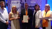 14. Den Ehrenpreis des Landesverbands Gartenbau Nordrhein-Westfalen e.V. für die handwerklich perfekte Umsetzung und Verarbeitung der dauerhaften und saisonalen Bepflanzung erhielt Kurpan Zimmer GmbH & Co.KG aus Köln (v.l.n.r.: Preisstifter Carsten Nöll, Kirsten Zimmer, Uwe Zimmer, Birgit Ehlers-Ascherfeld, Renate Behrmann). Bild: BdF, Bonn/Margit Wild.