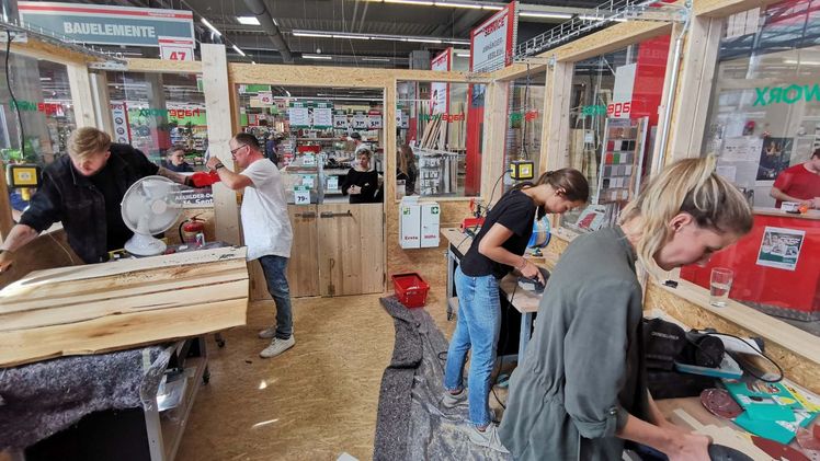 Influencer testen gemeinsam mit ihren Fans die DIY-Werkstatt hageworX. Bild: hagebau.