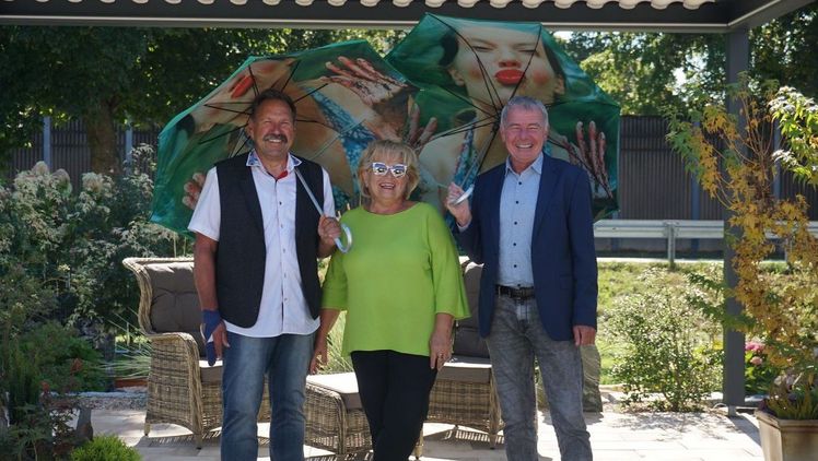 Der Geschäftsführer des VGL BW Reiner Bierig (rechts) überbrachte die Glückwünsche des Fachverbands an Karlheinz Götz und Beatrix Hintermayr. Bild: VGL BW.