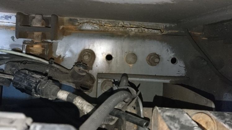 Durchgerosteter Rahmen des Lkws. Der Aufbau hat kaum noch Halt zum Rahmen. Bild: Polizei Braunschweig.