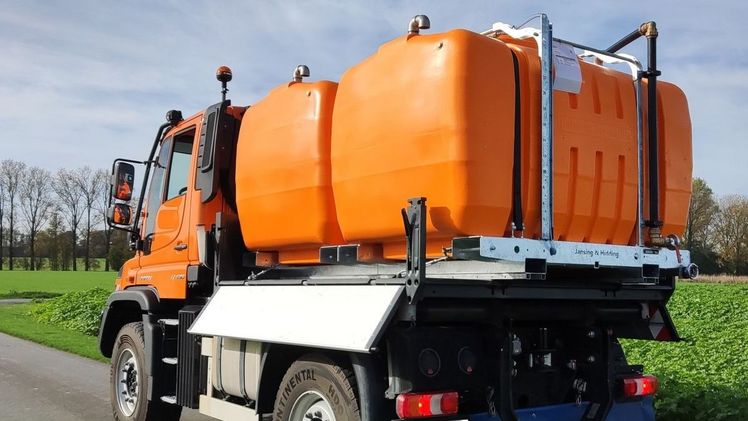 Tanklösung mit 5.400 Liter Gesamtvolumen auf einem Trägerfahrzeug. Bild: Jansing & Hidding.