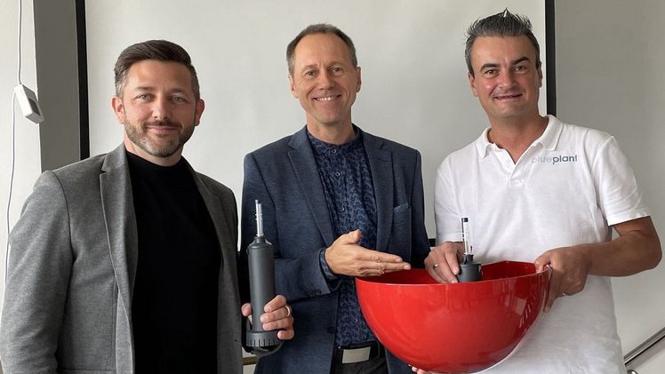 Der vorgestellte Wasserstandsanzeiger ist noch nicht digital, kann aber in der Raumbegrünung die digitale Informationsübertragung per App fördern: (v.l.) Sebastian Knoch, Leni-Vertriebsmanager, Carsten-Dieter Stakalies, DGHK, Patrick Weilerswist, blueplant. Foto: DGHK.