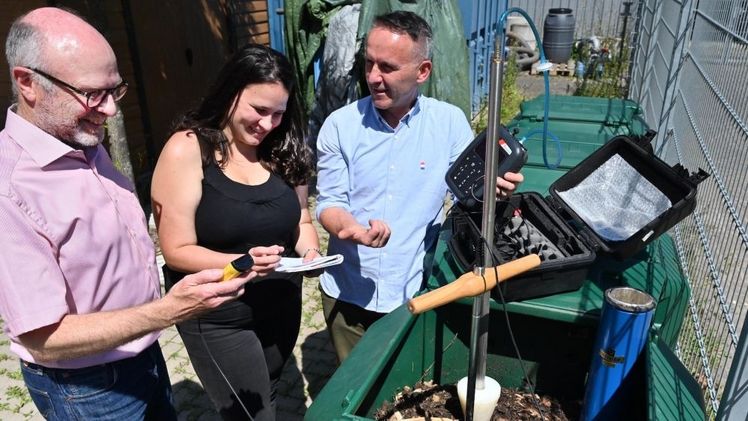 Prof. Dr.-Ing. Carsten Cuhls (l.), Studentin Annika Menz und Laboringenieur Dr. Gunter Weißbach von der Hochschule Magdeburg-Stendal bei der Ermittlung der Stickstoffemissionswerte in einem Kompostbehälter mit Messlanze und Emissionsmessgerät. Bild: Uli Lücke.