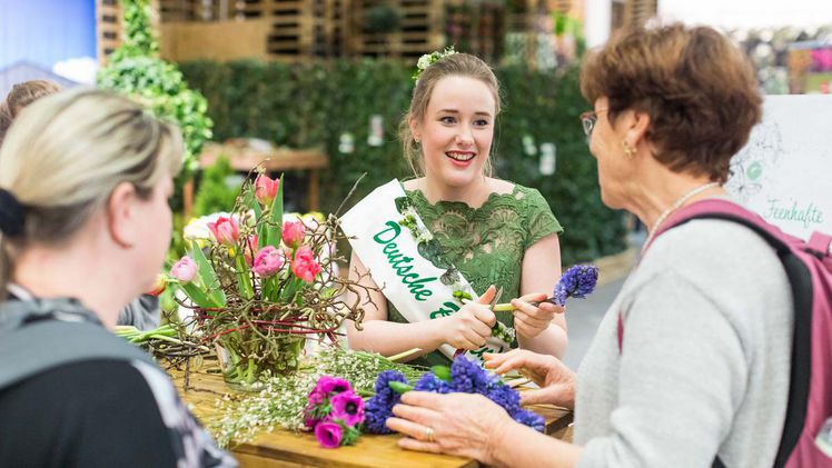 Die Deutsche Blumenfee begeistert Besucher der Internationalen Grünen Woche 2019 in Berlin mit floralen Frühlingsgrüßen. Bild: ZVG/Rafalzyk.