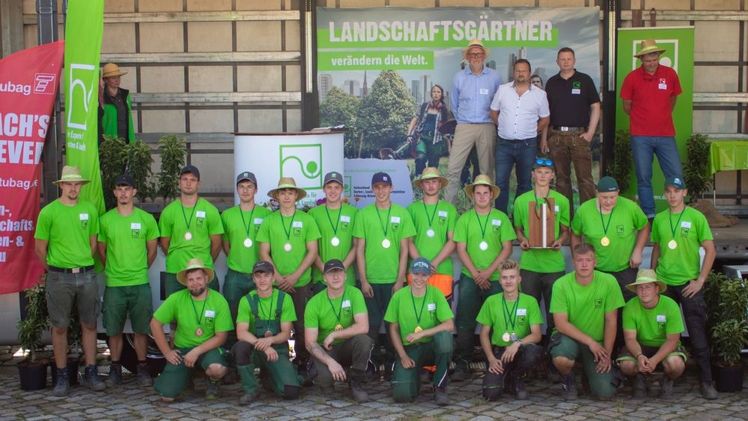 20 Nachwuchstalente des norddeutschen Garten- und Landschaftsbaus gärtnerten, hämmerten, maßen und manövrierten beim Berufswettkampf „Landschaftsgärtner-Cup Nord“ um die Wette. Foto: FGL M.-V./Lara Zülsdorf. 20 Nachwuchstalente des norddeutschen Garten- und Landschaftsbaus gärtnerten, hämmerten, maßen und manövrierten beim Berufswettkampf „Landschaftsgärtner-Cup Nord“ um die Wette. Foto: FGL M.-V./Lara Zülsdorf.