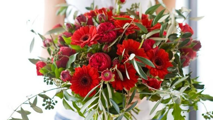 Der gärtnerische Fachhandel bietet eine hochwertige Auswahl an Blumen und Pflanzen mit tollen roten Blüten oder Blättern sowie attraktives Dekomaterial. Bild: GMH/BVE.