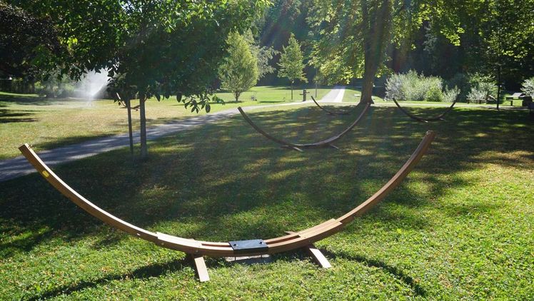 Die Hängematten für die Halterungen können ab sofort in der Herrenalber Tourist-Info gemietet  werden. Bild: © Stadt Bad Herrenalb.