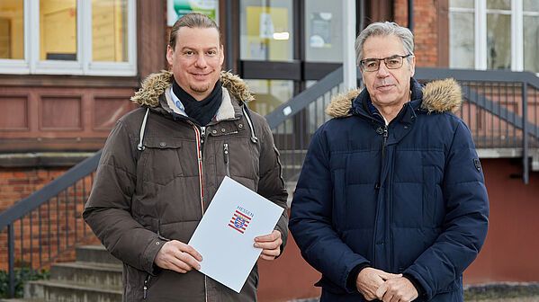 Dipl.-Ing. Daniel Westerholt (l.) mit Prof. Dr. Hans Reiner Schultz, Präsident der Hochschule Geisenheim. Bild: HS Geisenheim.