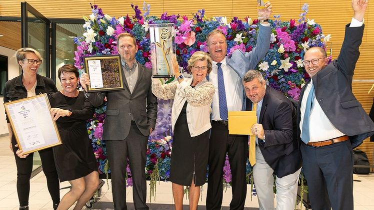 Im Juni 2022 wurde Metrolina Greenhouses zum Internationalen Erzeuger des Jahres 2022 ernannt und mit der Goldenen Rose ausgezeichnet. Bild:: AIPH. Im Juni 2022 wurde Metrolina Greenhouses zum Internationalen Erzeuger des Jahres 2022 ernannt und mit der Goldenen Rose ausgezeichnet. Bild:: AIPH.