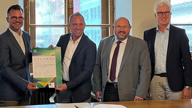 (v.l.n.r.) Oberbürgermeister Jürgen Sorré, Umweltminister Thorsten Glauber, Gerhard Zäh, Vorsitzender der Bayerischen Landesgartenschau GmbH und Martin Richter-Liebald, Geschäftsührer der Bayerischen Landesgartenschau GmbH. Bild: Bayerische Landesgartenschau GmbH.