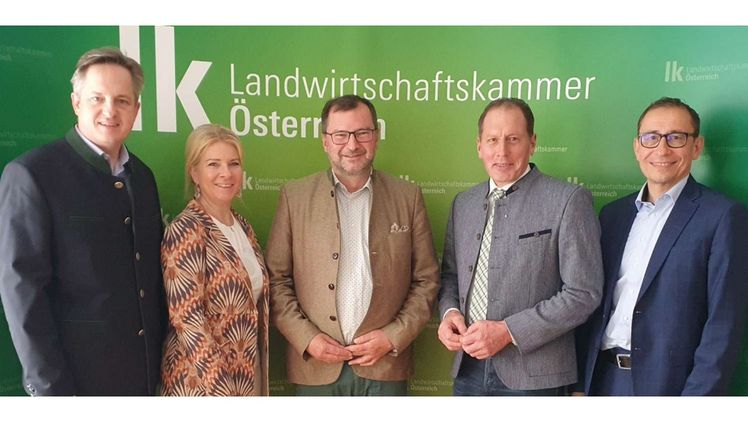 Das Präsidium der Landwirtschaftskammer Österreich, bestehend aus LKÖ- und LK Vorarlberg-Präsident Josef Moosbrugger (2.v.r.) und seinen Vizepräsident:innen (v.l.), LK Niederösterreich-Präsident Johannes Schmuckenschlager, Bundesbäuerin Irene Neumann-Hartberger und LK Wien-Präsident Norbert Walter, sowie LKÖ-Generalsekretär Ferdinand Lembacher. Bild: © Jung-Leithner/LKÖ.