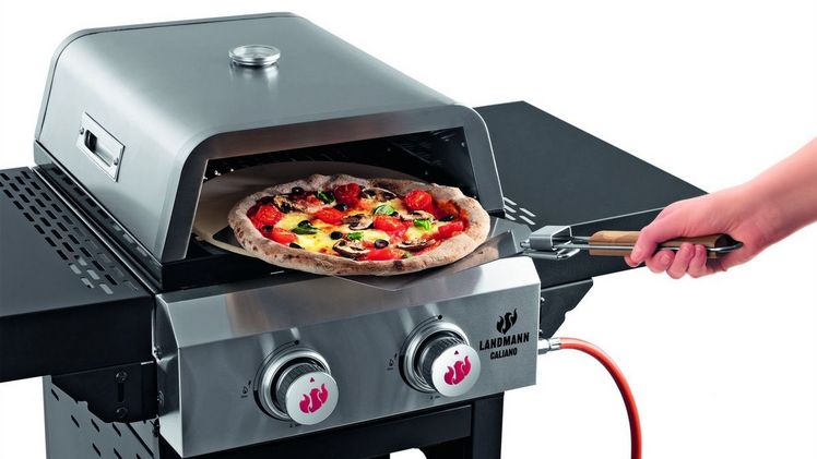 Der neue LANDMANN Gasgrillwagen mit Pizzaaufsatz. Bild: LANDMANN.