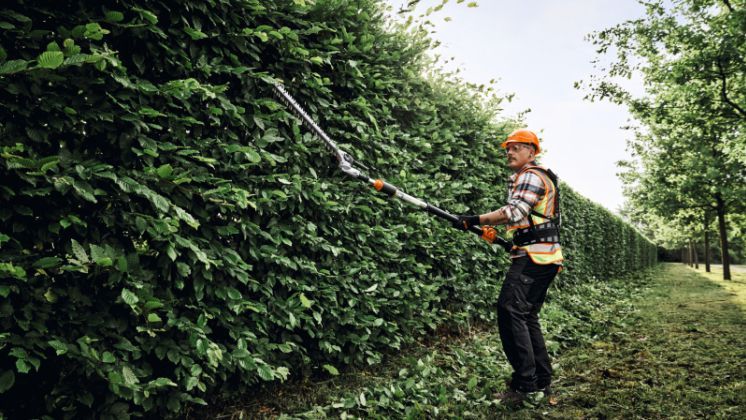 Der Messerbalken lässt sich beim Akku-Heckenschneidern STIHL HLA 150 B werkzeuglos je nach Bedarf um 145 Grad verstellen. Damit passt sich das Gerät flexibel an die jeweilige Aufgabe an – von Vertikalschnitten über Schnittarbeiten in Bodennähe bis zur Arbeit über Kopf. Bild: STIHL.