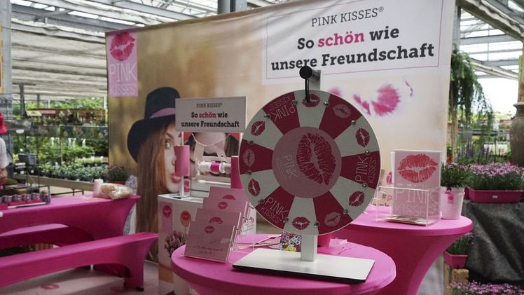 Selecta one stellte nicht nur einen aufmerksamkeitsstarken Pink Kisses® Aufbau samt Aktionsmaterial, sondern auch einen erfahrenen Promoter. Bild: Selecta one.