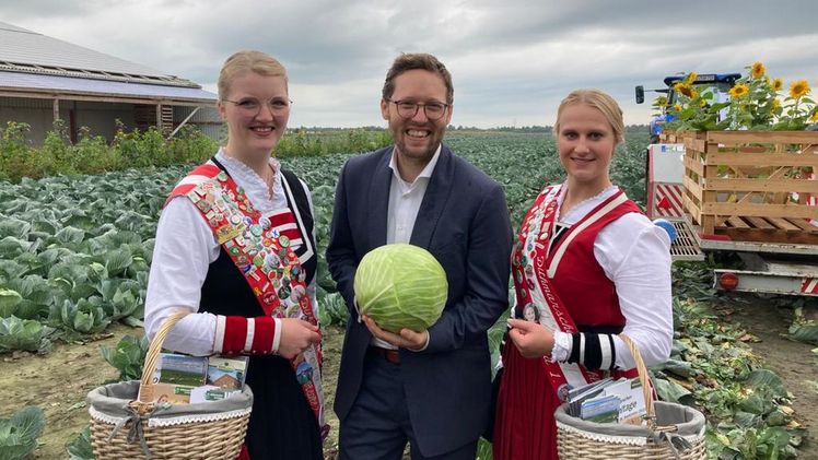 Schleswig-Holsteins Landwirtschaftsminister Jan Philipp Albrecht mit einem frisch geernteten Kohlkopf. Bild: Landwirtschaftsministerium.