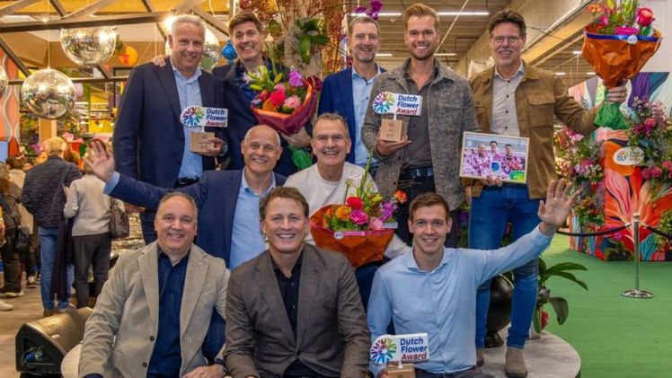 Die Gewinner der Dutch Flower Awards 2024 auf der Bühne mit dem Vorstand der Dutch Flower Group. Bild: Dutch Flower Group. 