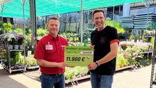Gemeinsam für den Insektenschutz: Carsten Heinrich (Marktleiter toom Berlin-Friedrichshain) übergibt die Spende der erfolgreichen Aktion zum Tag der Biene an Christian Wolf (Teamleiter Fundraising der Heinz Sielmann Stiftung). Bild: toom.