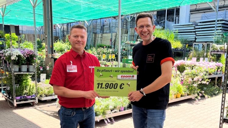 Gemeinsam für den Insektenschutz: Carsten Heinrich (Marktleiter toom Berlin-Friedrichshain) übergibt die Spende der erfolgreichen Aktion zum Tag der Biene an Christian Wolf (Teamleiter Fundraising der Heinz Sielmann Stiftung). Bild: toom.