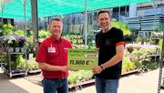Gemeinsam für den Insektenschutz: Carsten Heinrich (Marktleiter toom Berlin-Friedrichshain) übergibt die Spende der erfolgreichen Aktion zum Tag der Biene an Christian Wolf (Teamleiter Fundraising der Heinz Sielmann Stiftung). Bild: toom.