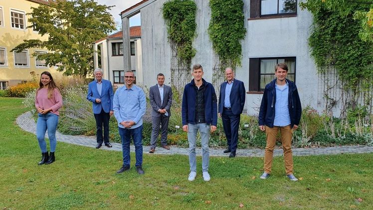 Zum neuen Schuljahr nahmen die neuen Stipendiaten der Landgard Stiftung die Stipendiumsurkunden entgegen. Bild: Landgard.