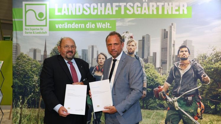 Am 14. September trat der Verband Garten-, Landschafts- und Sportplatzbau Bayern der Bayerischen Klima-Allianz bei. Verbandspräsident Gerhard Zäh (links) und Thorsten Glauber, Bayerischer Staatsminister für Umwelt und Verbraucherschutz, bei der Unterzeichnung der gemeinsamen Erklärung in Nürnberg. Bild: (Jochen Henning, VGL Bayern.