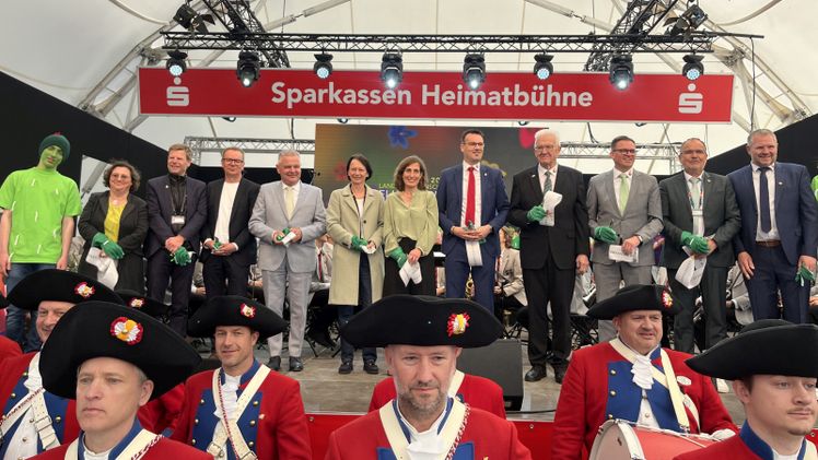 Eva de Haas, Nils Degen, Alexander Mezger, Gerhard Hugenschmidt, Susanne Bay, Marianne Mommsen, Michael Dambacher, Winfried Kretschmann, Dr. Joachim Bläse, Volker Grab und Stefan Powolny (von links). Bild: LGS GmbH.