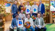 Die Gewinner der Dutch Flower Awards 2025 auf der Bühne mit der DFG. Bild: Dutch Flower Group.