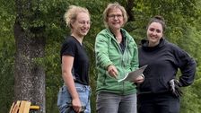 Die meisten Stauden sind im Boden: Bettina Jaugstetter mit ihren Hospitantinnen Eva Knippertz (l.) und Flora Striefler (r.). im Unteren Kurpark in Bad Salzhausen. Foto: LGS/Lenz.
