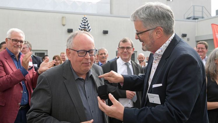 Dr. Joachim Bengelsdorf wurde mit der ersten silbernen Ehrennadel des BHB ausgezeichnet. Bild: BHB.