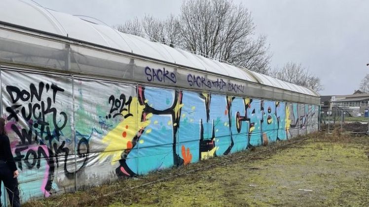 Die Beschädigungen am Gewächshaus. Foto: Polizei Münster. 