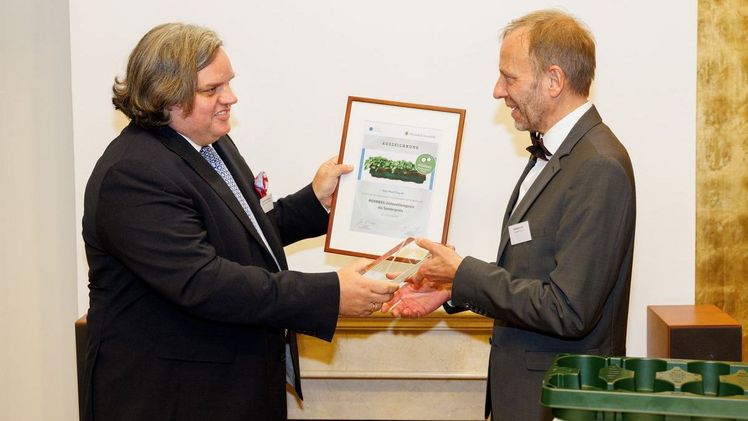 Der Mehrweg-Innovationspreis geht an Euro Plant Tray. v.l. Dr Jens Oldenburg und Dirk Bansemer. Bild: Robert Lehmann. 