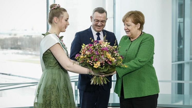 Die Deutsche Blumenfee und ZVG-Präsident Jürgen Mertz überbrachten Bundeskanzlerin Angela Merkel die traditionellen floralen Valentinsgrüße. Bild: Bundespresseamt.