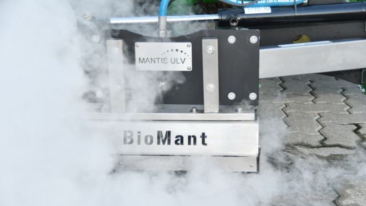 BioMant®: Chemiefreie Unkrautbekämpfung mit Heißwasser. Bild: MANTIS ULV Sprühgeräte.