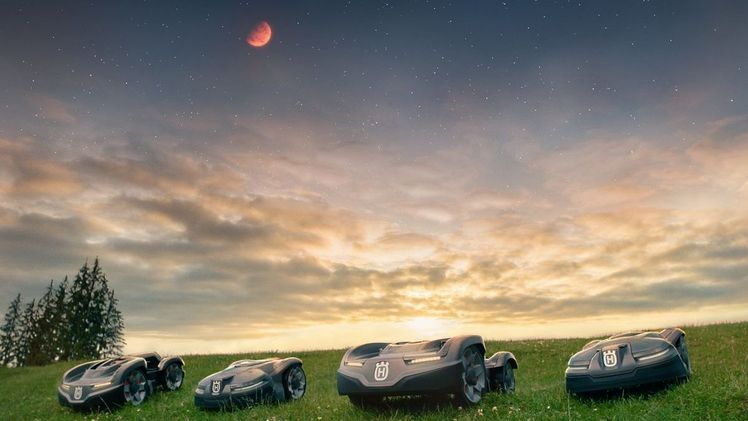 Husqvarna Mähroboter auf der Erde singen dem Curiosity Rover zum 10-jährigen Geburtstagsständchen. Bild: Husqvarna. Husqvarna Mähroboter auf der Erde singen dem Curiosity Rover zum 10-jährigen Geburtstagsständchen. Bild: Husqvarna.