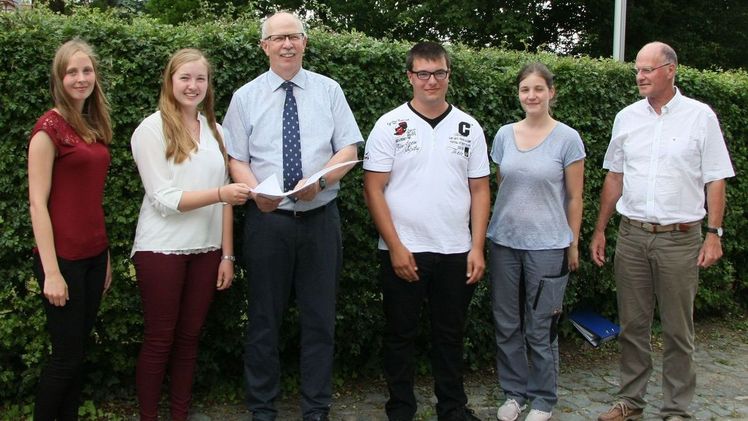 Isabell Hohnholz (Zweite von links) hat in der Pflanzenbau-Versuchsstation der Landwirtschaftskammer (LWK) Niedersachsen in Wehnen (Bad Zwischenahn/Kreis Ammerland) ihre Ausbildung zur Pflanzentechnologin abgeschlossen. Von Gerhard Schwetje (Dritter von links), Präsident der Landwirtschaftskammer Niedersachsen, erhielt die Nachwuchs-Versuchstechnikerin nicht nur ihr Zeugnis, sondern auch einen Anstellungsvertrag. Auf dem Foto sind außerdem zu sehen (von links): Saskia Grieswald, Jahrgangsbeste aus der LWK-Versuchsstation Borwede (Kreis Diepholz), Yannick Paul, der nach seiner Ausbildung bei der LWK in Höckelheim (Northeim) in die LWK-Versuchsstation Borwede wechselt, Absolventin Hannah Kücking (Versuchsstation Königslutter) und Rolf Hachmeister, stellvertretender Fachbereichsleiter Versuchswesen der Landwirtschaftskammer. Bild: Landwirtschaftskammer Niedersachsen