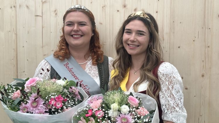 V.l.n.r.: Emelie Lanz (Bodensee-Apfelprinzessin 2026/2028) und Anna Steffelin (Bodensee-Apfelkönigin 2026/2028). Bild: Obst vom Bodensee Marketing GmbH, Julia Leiber.