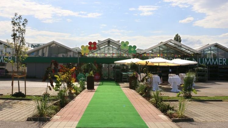 Die modernisierte bellaflora Filiale in Wien Schwechat präsentiert sich mit neu gestaltetem Eingangs- und Außenbereich. Bild: © bellaflora. 