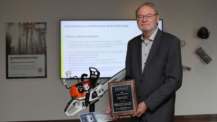 Hartmut Fischer, Geschäftsleiter von STIHL Magnesium-Druckguss, freut sich über die Auszeichnung mit dem Award of Excellence der International Magnesium Association. Bild: STIHL.