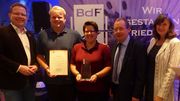 15. Den Ehrenpreis der Treuhandstelle für Dauergrabpflege Niedersachsen/Sachsen-Anhalt GmbH für die hervorragende Leistung als Erstaussteller auf der IGA Berlin 2017 erhielt Uwe Dickhaus Grabpflege aus Pulheim (v.l.n.r.: Preisstifter Uwe Stapelmann, Florian Dickhaus, Ann-Kathrin Vollmann, Preisstifter Armin Kalbe, Birgit Ehlers-Ascherld). Bild: BdF, Bonn/Margit Wild.